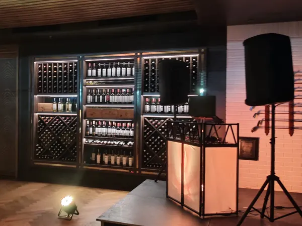 Cabina de DJ y sonido para un cumpleaños íntimo en casa