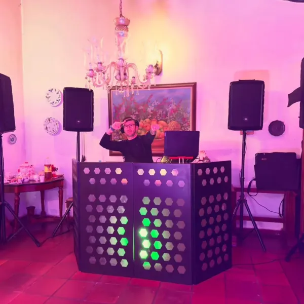 DJ con cabina retroiluminada en la sala de una casa