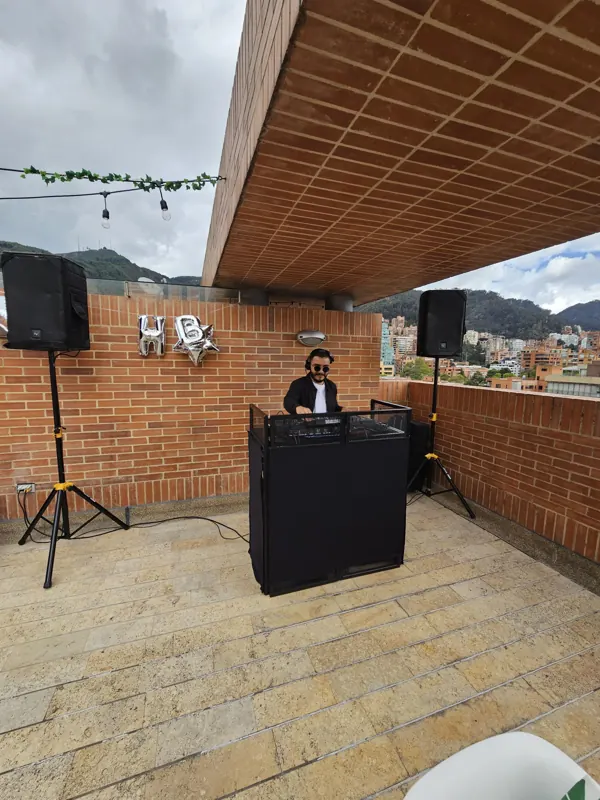 DJ con sonido profesional en la terraza de una casa