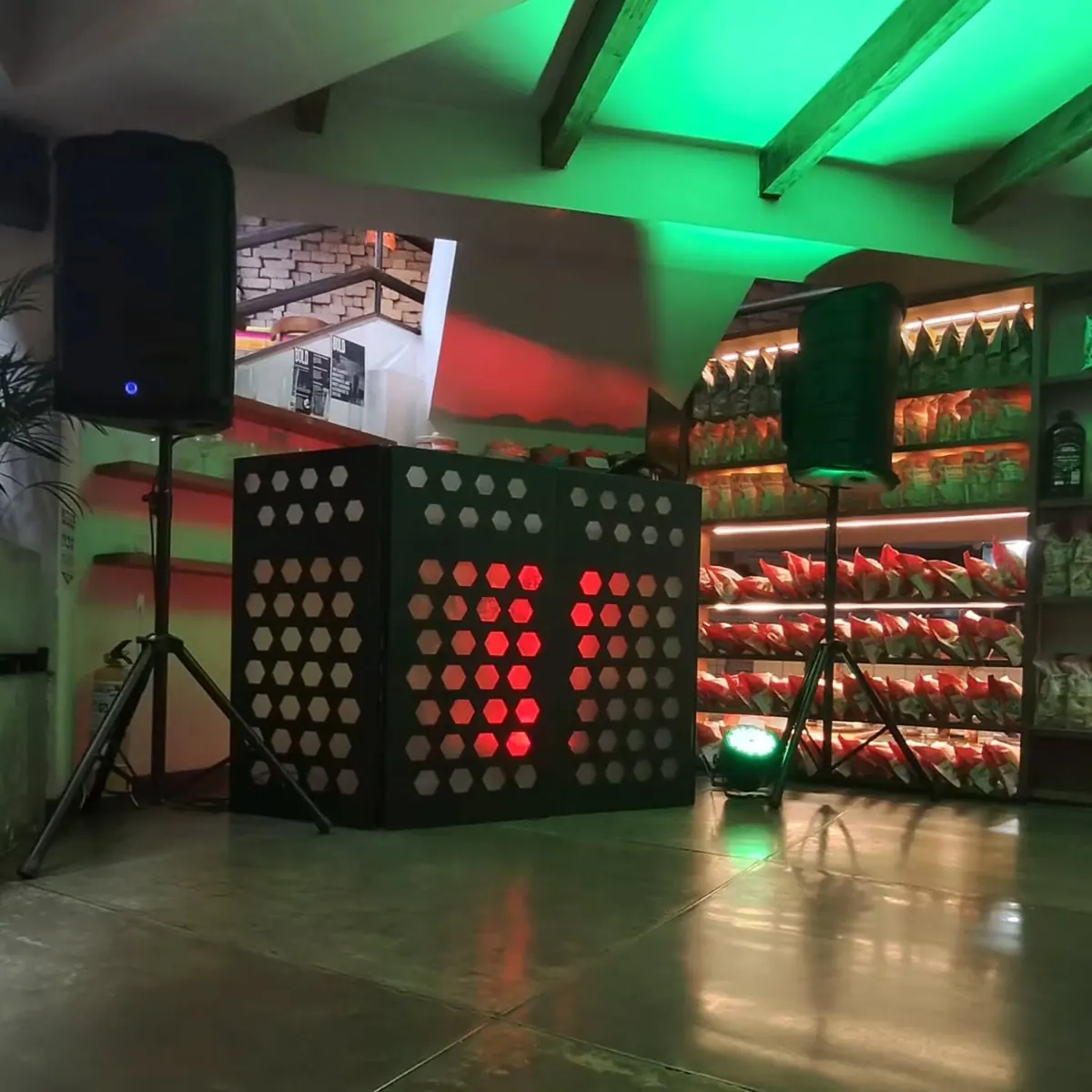 Cabina de DJ iluminada y sonido para una fiesta de 50 años en casa