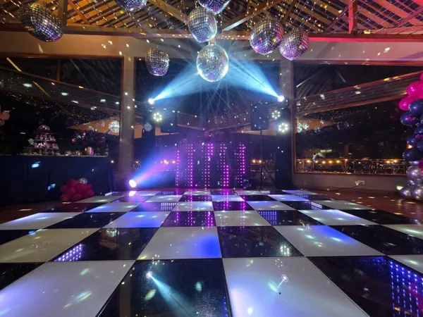 Pista de baile LED con luces robóticas y bolas de espejos en una fiesta Live House