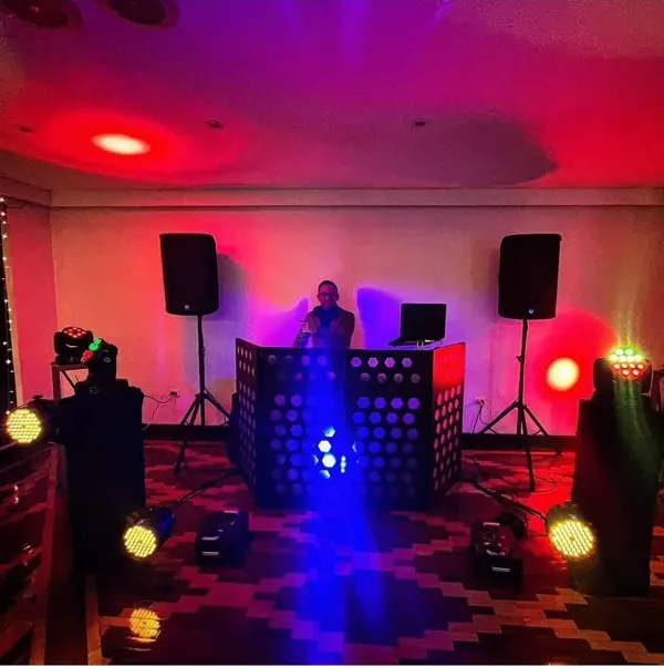 Montaje de sonido y luces para una fiesta en casa