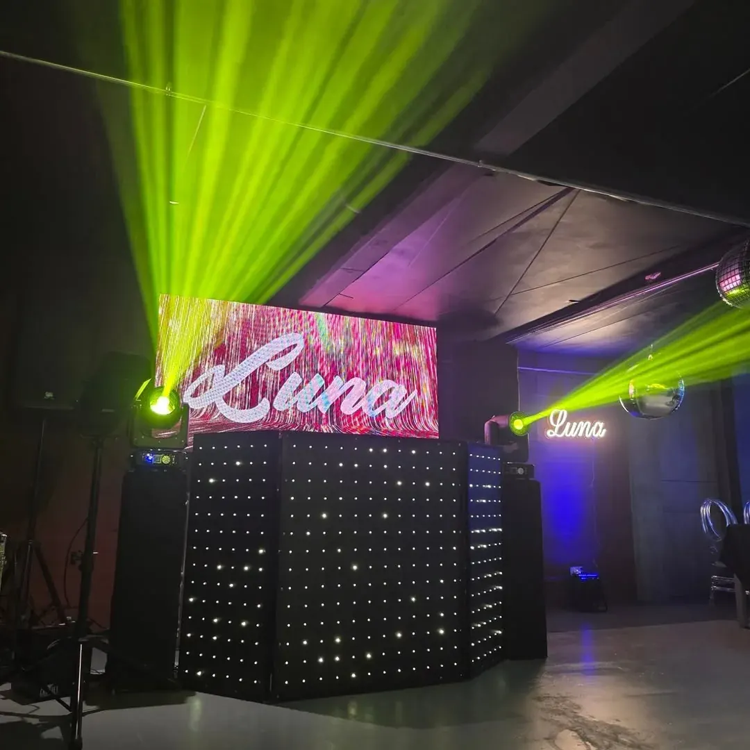 Setup FULL con cabezas móviles, humo y cabina iluminada en una fiesta