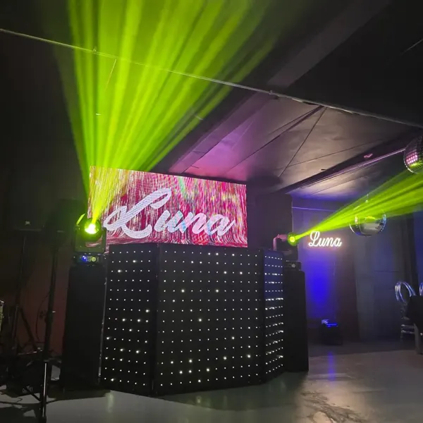 Setup FULL con cabezas móviles, humo y cabina iluminada en una fiesta