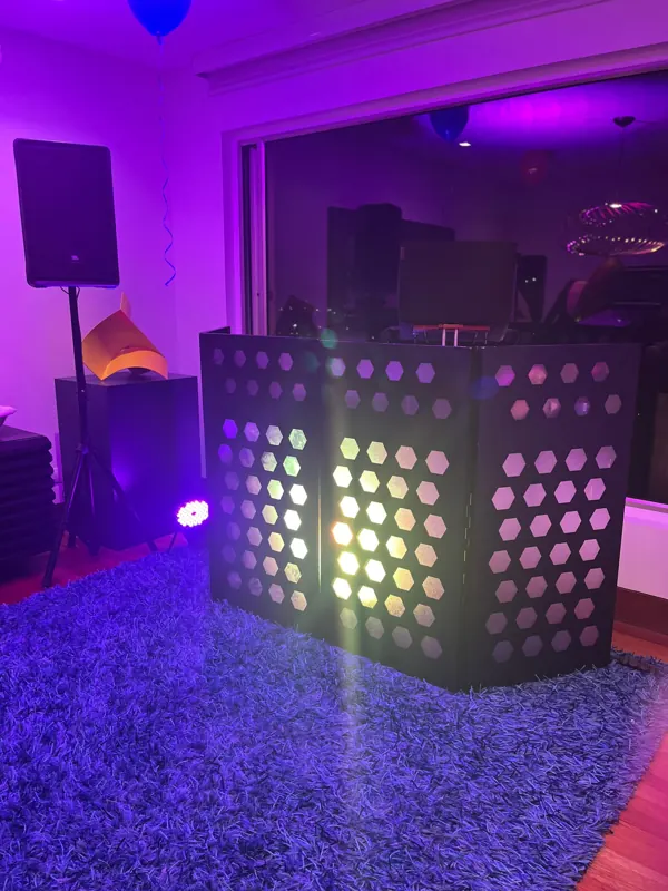Cabina de DJ iluminada en morado en la sala de una casa